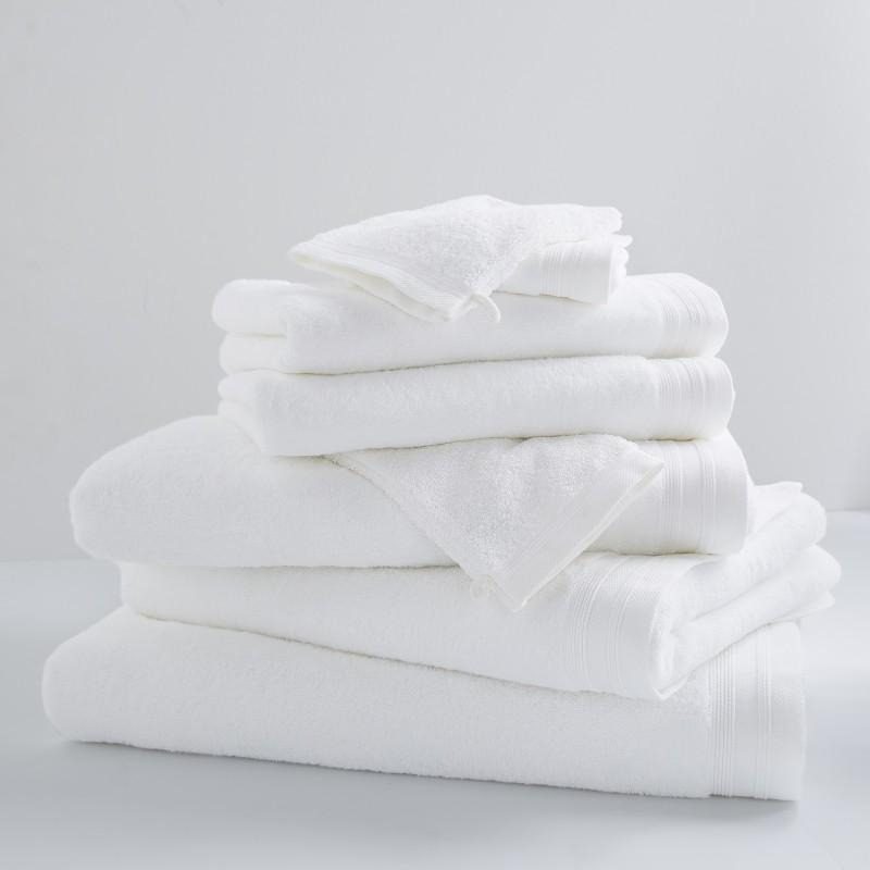 Linge de maison blanc plié en pile