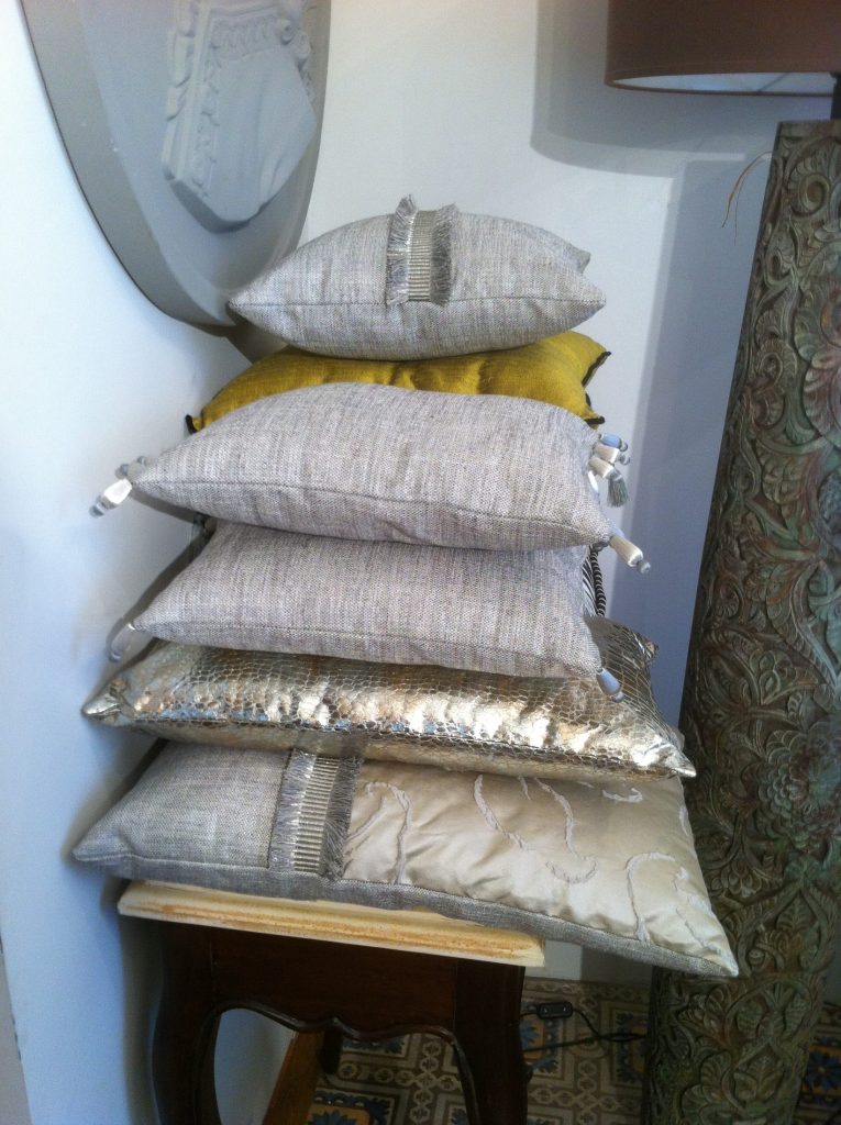 Pile de coussins en lin naturel, moutarde et argenté