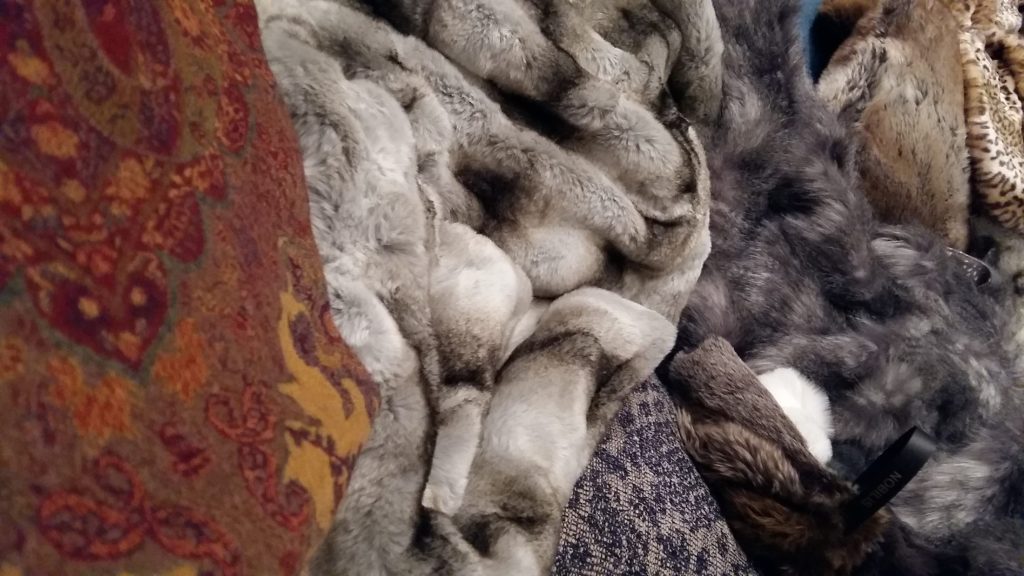 Coussins et plaids en imitation fourrure grise et beige