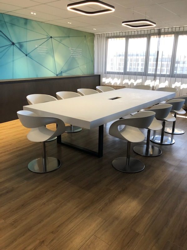 Salle de réunion avec voilages et confort acoustique