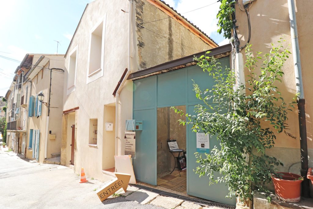 Entrée du showroom Les Etoffes de la Pierre de Feu dans une ruelle de Cucuron