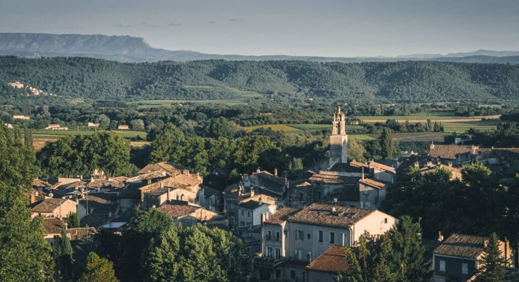 Village du Sud-Luberon au pied de la montagne, situation du showroom de Cucuron