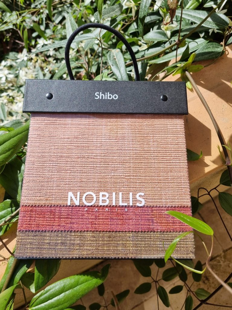 Liasse d'échantillons de tissus d'ameublement Nobilis feuilletée au showroom