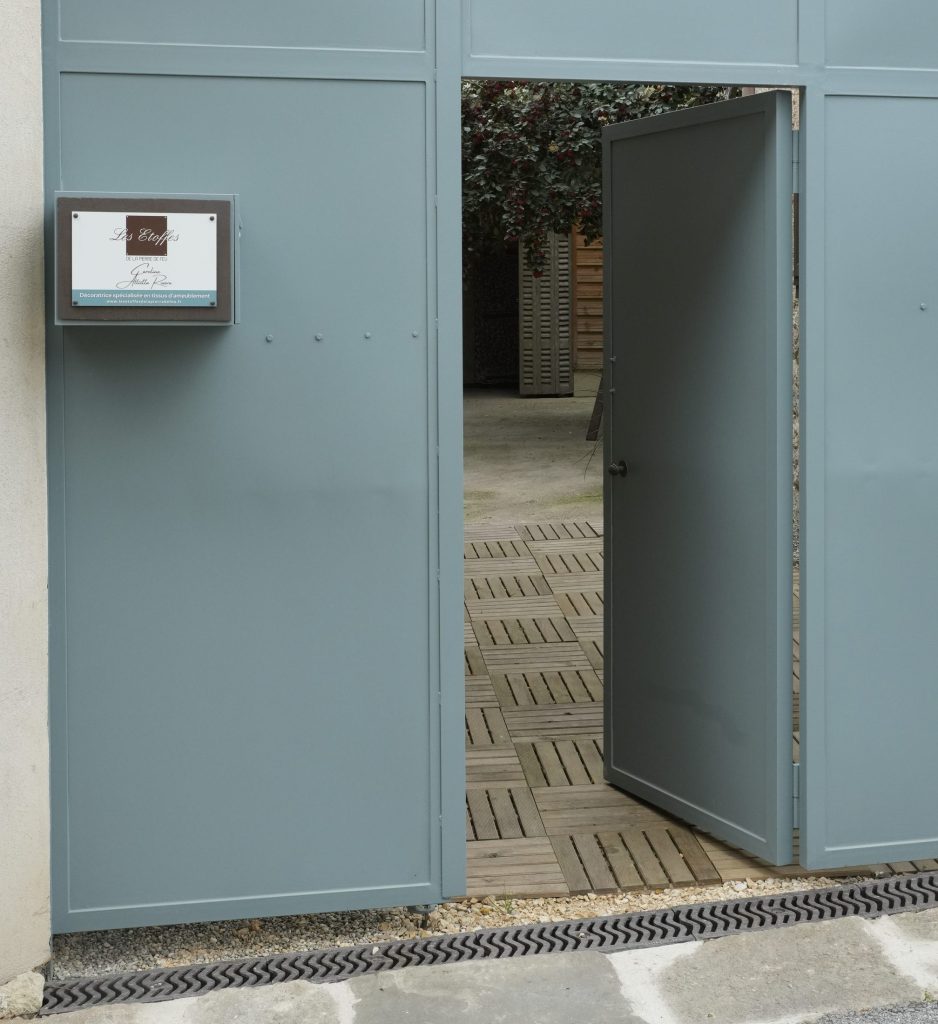 Porte ouverte du showroom de Cucuron sur les liasses de tissus