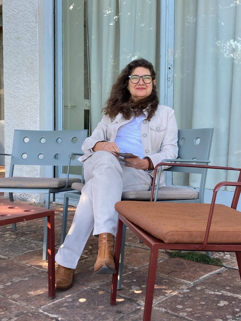 Caroline Allietta Rovera assise en terrasse devant le showroom de Cucuron