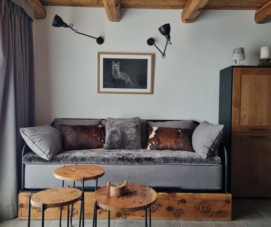 Séjour de chalet avec banquette garnie et coussins fourrure
