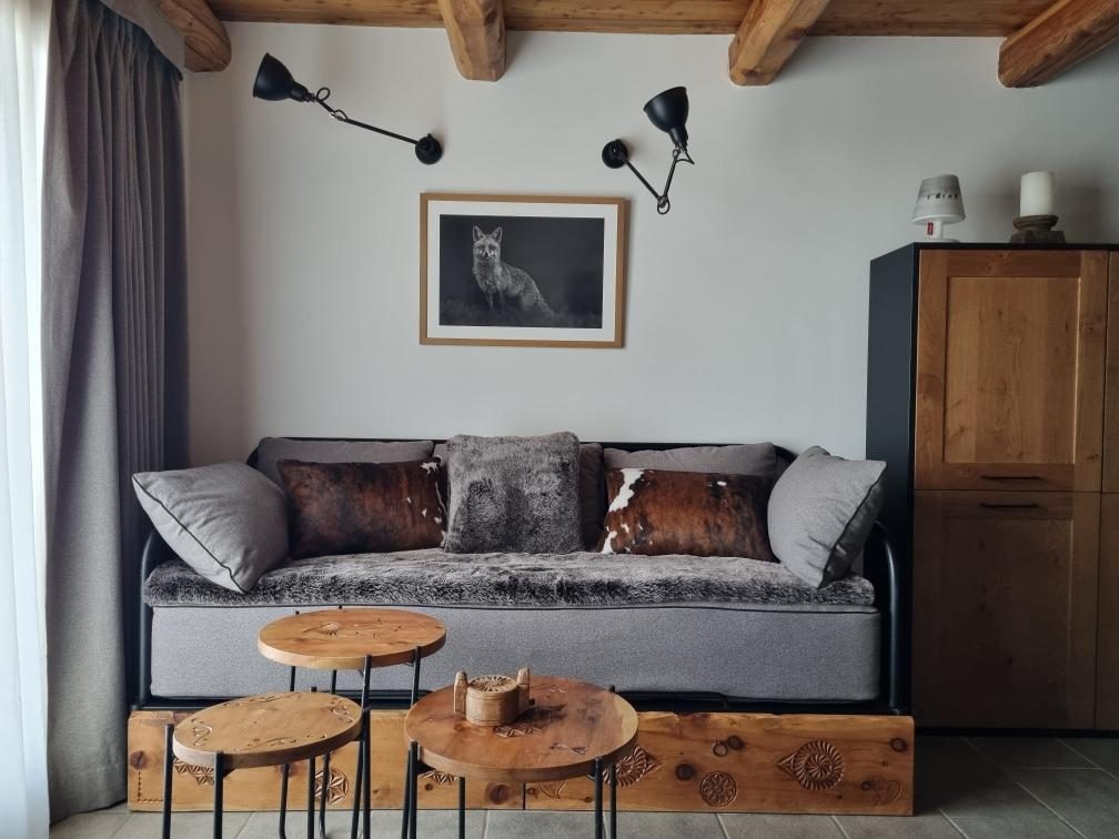 Séjour de chalet avec banquette garnie et coussins fourrure