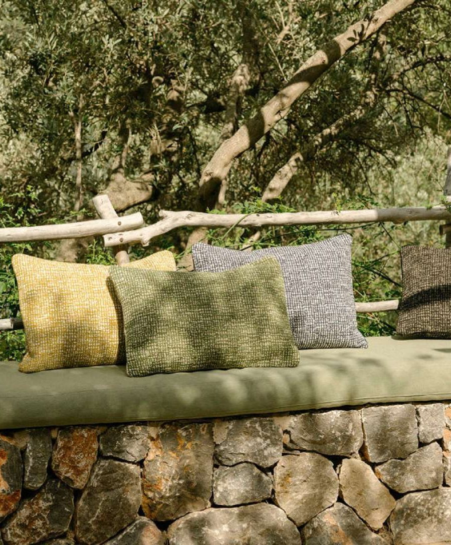 Banquette d'extérieur en pierre sèche et coussins en tissu outdoor